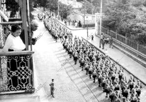 Tropas Inglesas Desfilando por una calle del barrio europeo de Constantinopla