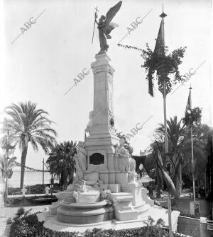 El monumento al Marqués de Comillas, obra del escultor Sr Parera, Inaugurado con...