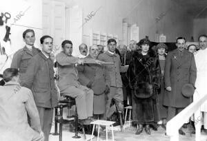 En el hospital militar de Carabanchel sus Majestades los Reyes (X) Visitando la...