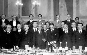 El ilustre pintor Cordobés, Julio romero de Torres (X) en la presidencia del...