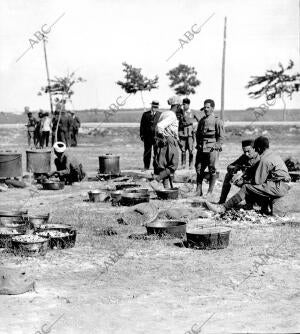 Soldados del grupo de Regulares de Ceuta Preparando el Rancho