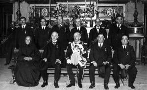 El Marqués de la Mina (X), con los Servidores de la nobleza Agraciados este año...