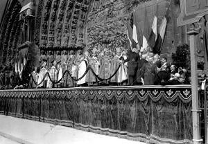 Los Prelados durante la ceremonia Celebrada ante la iglesia de nuestra Señora