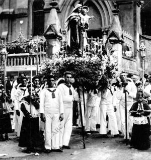 Imagen de nuestra Señora del Carmen, llevada por los Marineros en la procesión...