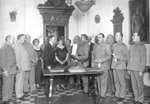 El general Centaño (1), con los Jefes y Oficiales del 12º Tercio, Entregando al...