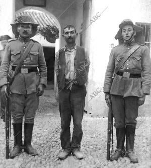 El criminal Andrés Redobladillo "el Viva" Custodiado por el cabo de la guardia...
