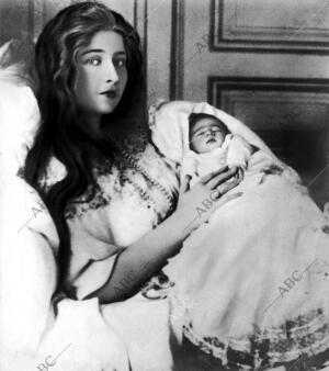 La Reina de Serbia, con su hijo Primogénito, después de recibir éste las Aguas...