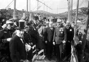 El infante D. Alfonso (1) con el general gobernador Sr. Losada (2) y las...