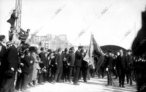 D. Alfonso Xiii (X) Saludando A la bandera de regimiento de Infantería