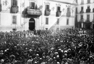 Aspecto de la plaza del Carmen en el momento de ser Tremolado el estandarte de...