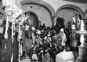 El ilustre literato D. Jacinto Benavente (X) Representado al Rey Gaspar, en el...