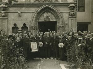 El Alcalde de Valencia, Juan Avilés Arnau, entregando a D. José Benlliure, en el...