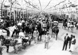 Paseo de caballos en el que se permitían los vehículos de motor bajo los arcos...