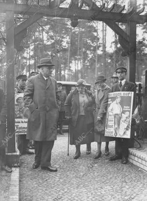 El presidente Otto Braun con su familia al entrar en el colegio electoral para...