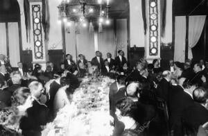 S.A. la Infanta doña Luisa (X) Conversando con el Marqués de Cabra durante el...