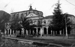 Vista del edificio de la escuela pública del pueblo Guernica (Vizcaya)