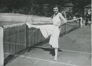 La tenista Lili Álvarez en una pista de tenis