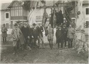 En la imagen el Rey Alfonso XIII posa delante del Palacio de las Marismillas
