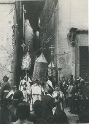 Procesión del Corpus Christi, las cruces catedralicia y parroquiales al salir...
