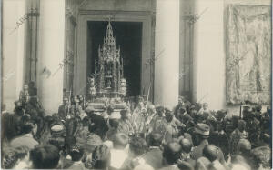 Procesión del Corpus Christi, la custodia saliendo en procesión