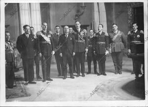 S. A. el infante D. Alfonso de Orleans, con el coronel Kindelan y demás Miembros...