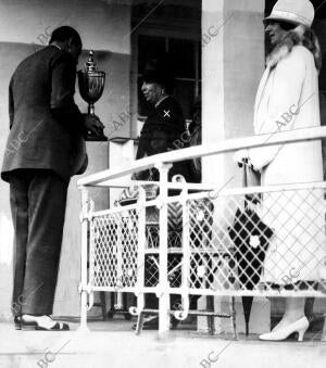 S.M. la Reina Madre, doña María Cristina (X), Entregando el premio al ganador de...