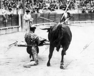 Cordoba corrida de Toros:el popular diestro Rafael Gomez(el Gallo)en un pase de...