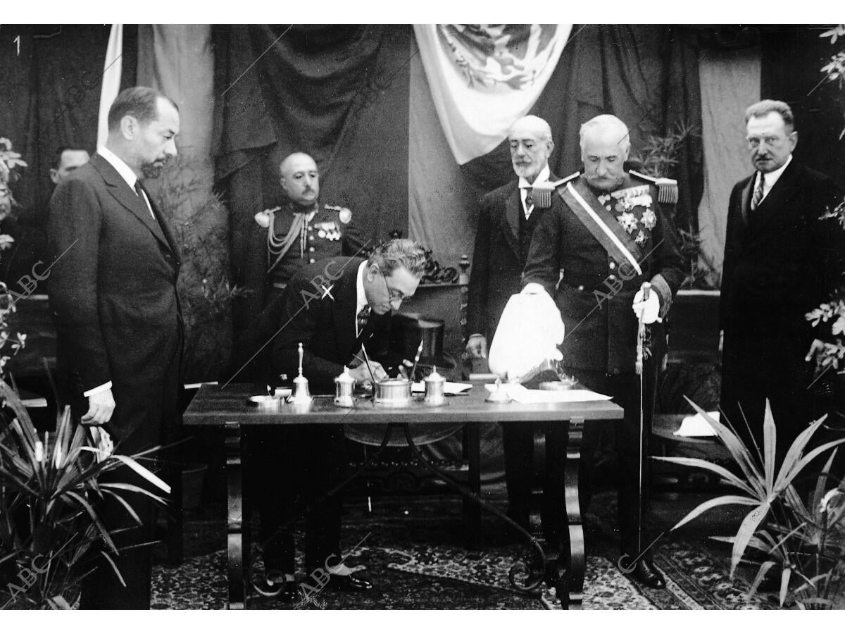 El embajador de Mejico (X) Firmando el acta de toma de Posesion de los