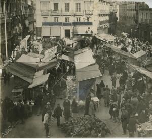 Un animado aspecto de la plaza de Santa Cruz, concurrido mercado de figuritas y...