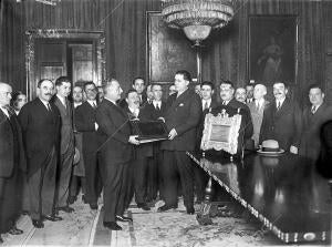 El Ministro, Sr. Calvo Sotelo (x), recibiendo de manos de los comisionados...