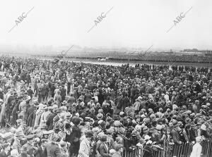 Numeroso público Observa la Llegada de Charles Lindbergh al aeródromo londinense...
