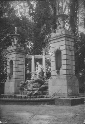 Aspecto lateral de la fuente de Apolo en los Jardines del Príncipe, Aranjuez,...