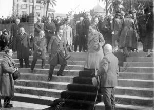 D. Alfonso Xiii (X) en el embarcadero de san Telmo, Rodeado de las Autoridades...