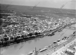 Vista del río Guadalquivir y del barrio de Triana de Sevilla a finales de los...