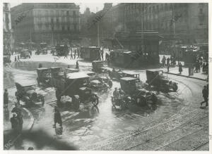 En el centro de la plaza, el acceso al Metro y al fondo los edificios con los...