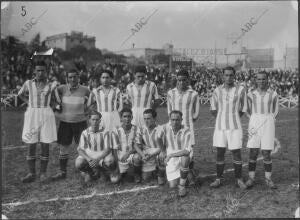 El equipo de la Real Sociedad que jugó un partido contra el Club Deportivo...