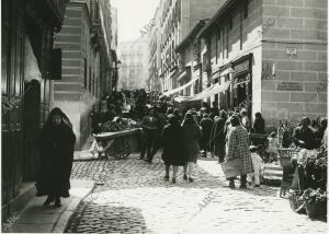 Un mercadillo en la Corredera Baja de San Pablo