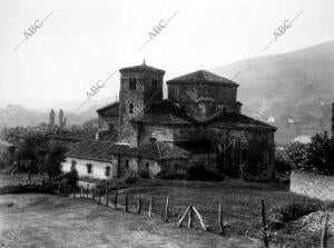 Vista de la iglesia del pueblo Castañeda (Cantabria)