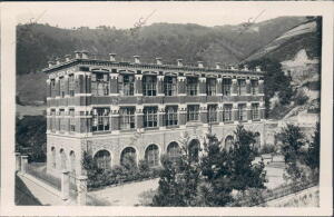 Exterior de la escuela de armería y mecánica en Eibar