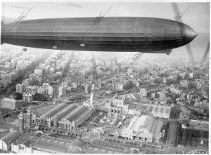 El dirigible Conde Zeppelin sobrevolando la ciudad condal durante la celebración...