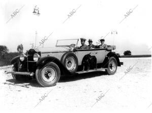 El Príncipe de Asturias, Alfonso de Borbón, a bordo de un Packard