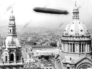 El dirigible "Conde de Zepellin" volando sobre el Palacio Nacional a su llegada...