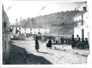 Mujeres Llevando Cántaros en la cabeza por las Calles de Aroche