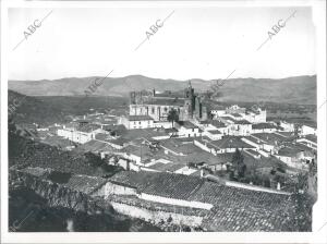 Vista Aérea de Aroche, Resaltando la monumental Iglesia