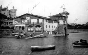 Vista general del edificio de la hermandad de Pescadores del pueblo Algorta...