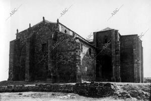 Conjunto de la iglesia parroquial de santa María la Blanca en el pueblo...