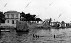 Niños Bañandose en una de las Playas de los Alcázares