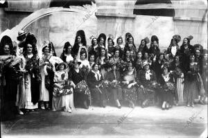 Señoritas de la alta sociedad Ginnense Que, con las Damas de la cruz Roja,...