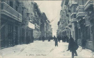 Habitantes en la calle mayor de Jaca después de una gran Nevada