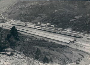 A la entrada de la carretera el poblado de Arañones, en primer término los...